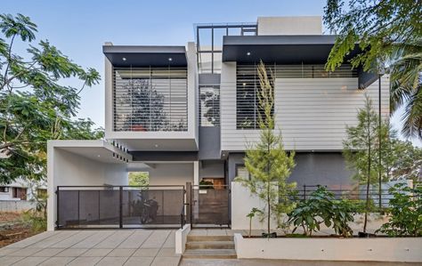 The Elemental - A Meticulous Composition Of Horizontal And Vertical Lines | Ashwin Architects - The Architects Diary West Facing House, Latest House Designs, Front Door Design, Ground Floor Plan, Level Homes, Coimbatore, Modern Exterior, Semarang, House Designs Exterior