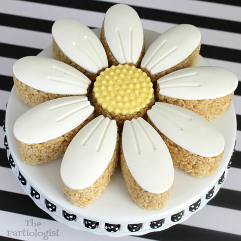 Daisy Cake, Daisy Cakes, Daisy Party, Crispy Treats, Rice Krispie Treats, Rice Krispie, Party Shop, Fun Food, Sweets Treats