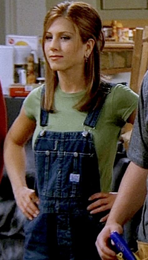 Jennifer Aniston Overalls 90s Fashion, 90s Fashion Simple, 90s Mum Fashion, Overall Outfits 90s, 90s Summer Outfits Vintage, Rachel Green Overalls Outfit, 1990s Mom Fashion, 90s Fashion Women Summer, 90s Casual