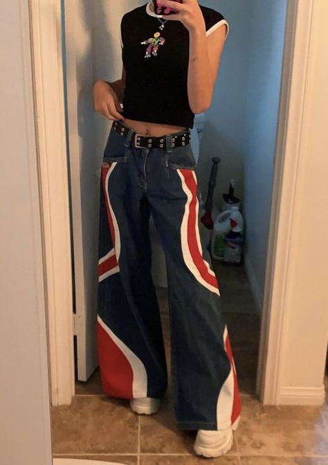 Fitted Alternative Denim Pants, Cute Concert Fits, Diy Baggy Jean Designs, Customised Jeans Aesthetic, Reworked Wide Leg Blue Jeans, Custom Pants Ideas, New Jeans Jeans, Short Jeans Jacket, Waist Jeans Outfit