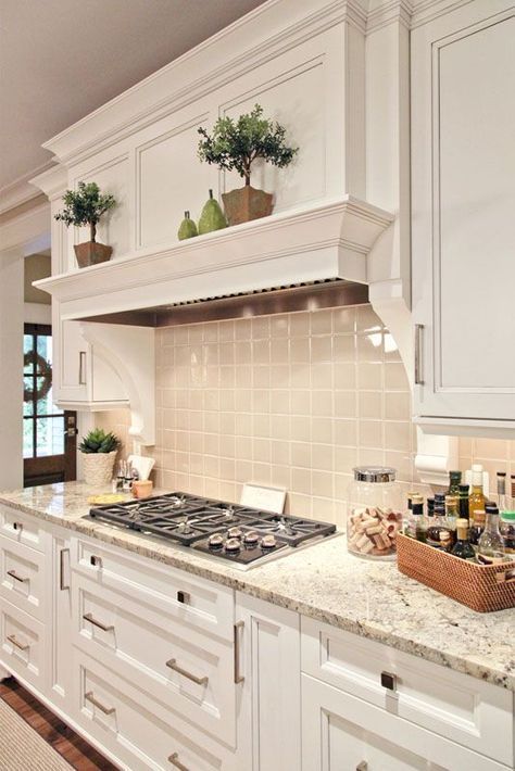 Refacing Kitchen Cabinets Diy, Cabinet Moulding, Antique White Kitchen Cabinets, Antique White Kitchen, Серая Кухня, Refacing Kitchen Cabinets, Kabinet Dapur, Kitchen Hoods, 아파트 인테리어