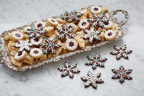 We love these cookie hacks from master pastry chef Anna Olson, who always has her holiday baking under wraps! Snowflake Cookies Recipe, Anna Olsen, Anna Olson Recipes, Christmas Yummies, Icebox Cookies, Anna Olson, Christmas Cookie Recipe, Square Recipes, Jam Cookies