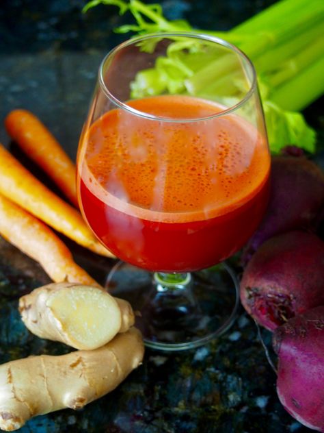 Beet carrot ginger juice detox recipe: The health benefits of beets and why this blend is a powerful detoxifier and liver support Kale Juice Recipes, Ginger Juice Benefits, Benefits Of Beets, Carrot Ginger Juice, Salad Art, Liver Detox Recipes, Carrot Benefits, Cream Salad, Turmeric Juice