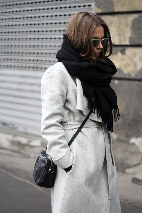 Minimalisticky Chic, Dress Like A Parisian, Black And White Outfit, Dapper Style, Paris Dresses, Grey Scarf, Looks Street Style, Black Scarf, How To Wear Scarves