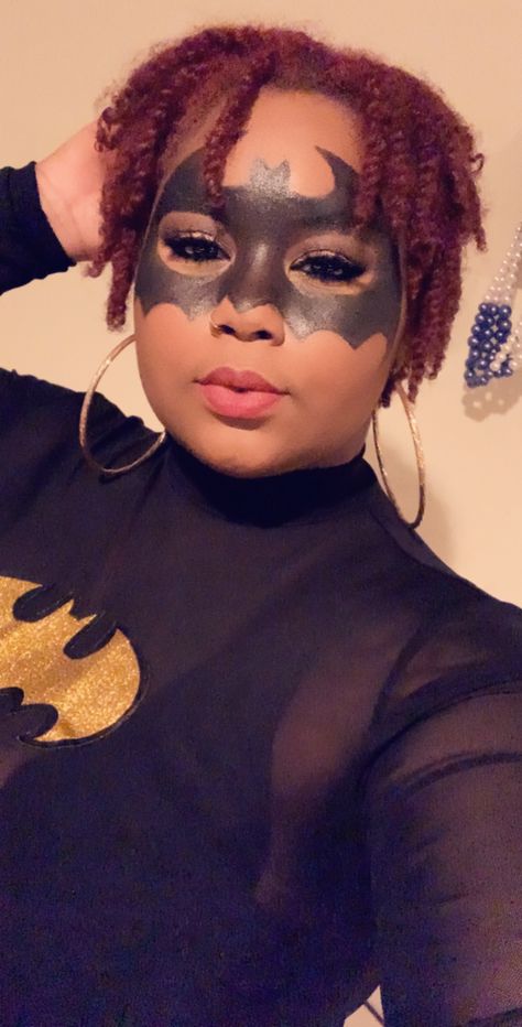 Batman / bat girl makeup Batman Eye Black Softball, Bat Woman Makeup Halloween, Batman Makeup Halloween, Batgirl Makeup Ideas, Batwomen Make Up, Batman Costume Girl, Batman Makeup Ideas, Bat Girl Makeup, Batman Girl Costume