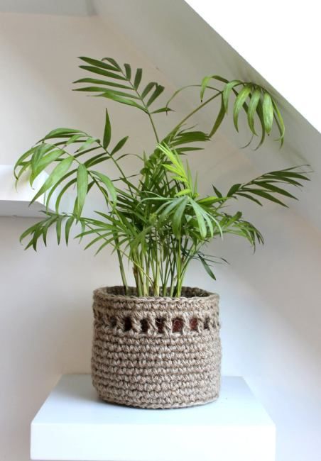 Crocket basket for organizing your stuff harmoniously - Miss M.V. Crochet Hanging Basket Pattern Free Macrame Plant Hangers, Crochet Plant Basket, Cache Pot Crochet, Basket Design Ideas, Crochet Planter Cover, Crochet Basket Tutorial, Crochet Easter Basket, Planter Cover, Crochet Plant Hanger