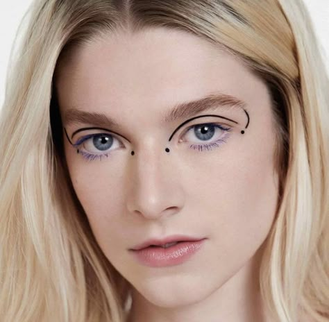 Avant Garde Eyeliner, Dot Makeup Eyeliner, No Eyeliner Makeup Look, Editorial Eyeliner, Easy Graphic Eyeliner, Swedish Makeup, Geometric Makeup, Eyeliner Art, Vampire Bride