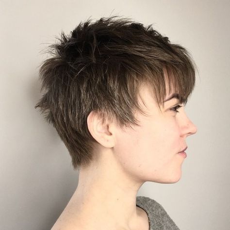 20 Bold Androgynous Haircuts for a New Look Types Haircut, Choppy Pixie, Very Short Pixie Cuts, Androgynous Haircut, Choppy Pixie Cut, Pixie Cut With Bangs, Haircut Types, Short Wavy, Pixie Haircuts