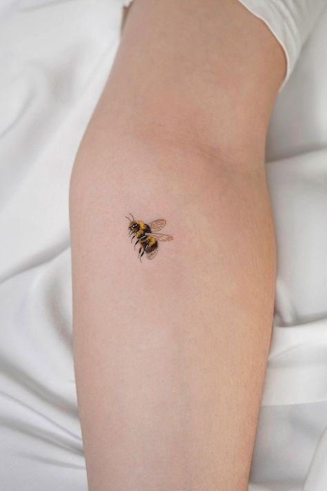 Fine Line Bumblebee Tattoo, Self Love Floral Tattoo, 3d Bee Tattoo, Yellow Tattoo Ideas, Bee Tattoo Aesthetic, 3 Bees Tattoo, Bee Tatoos Vintage, Two Bees Tattoo, Bumblebee Tattoo Small