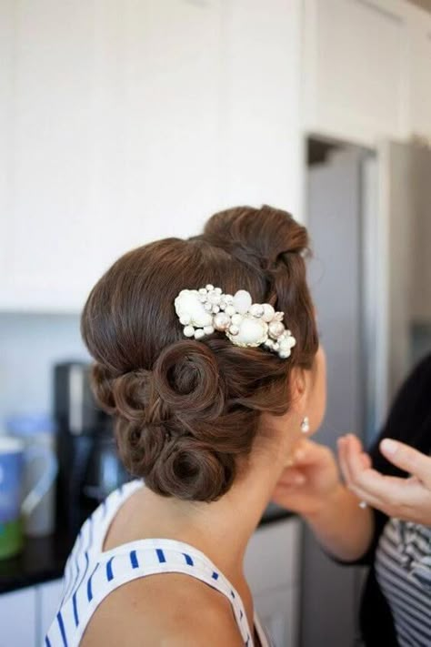 21 Vintage Wedding Hairstyles that Embody Elegance | weddingsonline Hairstyles Retro, Glam Hairstyles, Fish Hair, Vintage Updo, Retro Wedding Hair, Waterfall Wedding, Retro Hair, Vintage Wedding Hair, Retro Glam