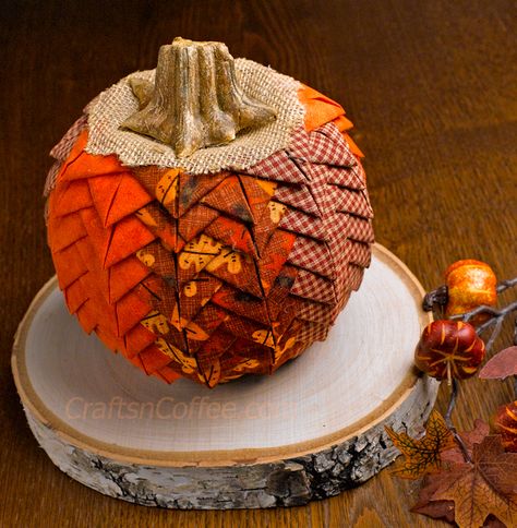 Free Pattern Friday Roundup Styrofoam Ball Crafts, Diy Pumpkins Crafts, Styrofoam Crafts, Fall Sewing Projects, Prairie Points, Fall Pumpkin Crafts, Pumpkin Ornament, Fall Sewing, Folded Fabric Ornaments