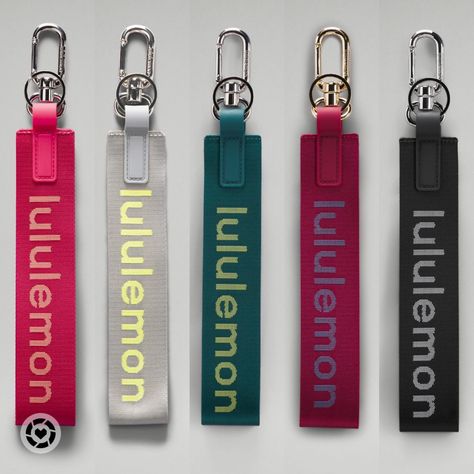 Never Lost Keychain Aesthetic, Key Lanyard Aesthetic, Aesthetic Key Chains, Key Chains Aesthetic, Lululemon Keychain, Car Necessities, Lululemon Never Lost Keychain, Car Keychain Ideas, Never Lost Keychain