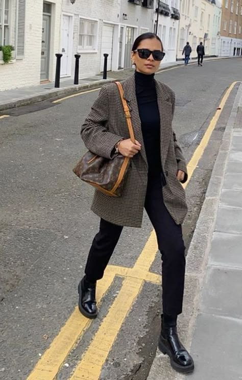 London Business Casual Women, Monochromatic Outfit Work Wear, Cozy Fall Outfits Aesthetic 2023, Nyc Fall Work Outfits, Emitaz Outfits Winter, Dressy Causal Outfits Women, French Daily Fashion, Work Casual Winter Outfit, New York Corporate Fashion