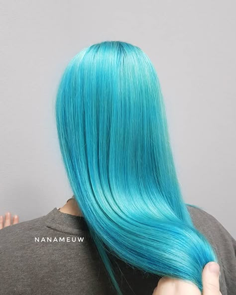 Hairline Hairstyles, Cool Tone Hair, White Hair Dye, Raccoon Tail Hair, Hairdye Ideas, Hair Colours Ideas, Icy Blue Hair, Blue Hair And Pronouns, Care Hairstyle