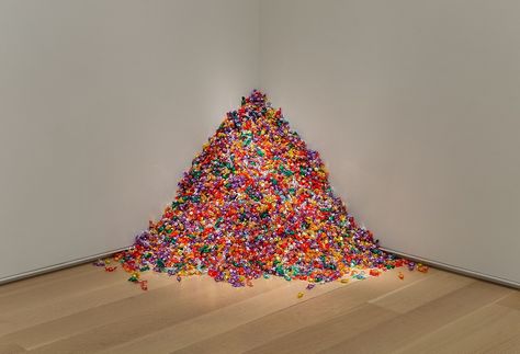 "Untitled" (Portrait of Ross in L.A.) | The Art Institute of Chicago Felix Gonzalez Torres, Visual Library, Queer Art, Famous Art, Art Institute Of Chicago, Sculpture Installation, Conceptual Art, Museum Of Modern Art, Contemporary Artists