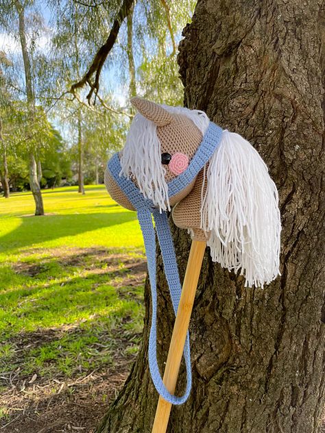 Hobby Horse Crochet, Horse Crochet, Horse Toys, Halter Pattern, Horse Halter, Circular Knitting Machine, Crochet Hack, Crochet Horse, Simply Knitting