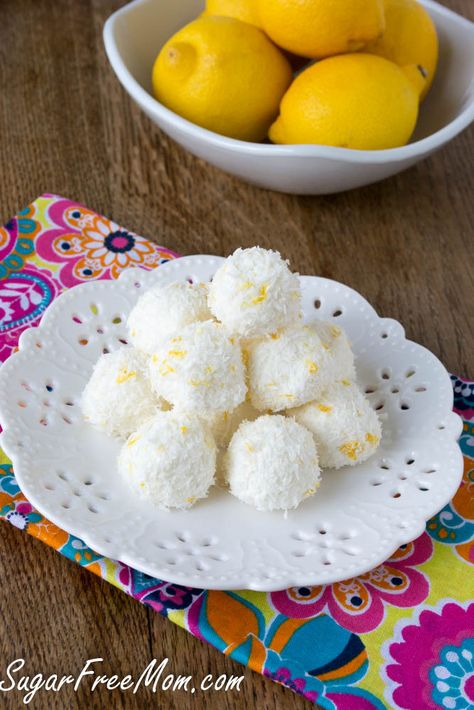 These Creamy Lemony Cheesecake truffles are a No Bake dessert that is not only sugar free, but keto, gluten free, grain free and nut free too! Delicious summer treat! - Sugar Free Mom  #Truffles #Keto #NoBakeDessert Reeces Brownie, Cheeseburger Bites, Lemon Truffles, Cheesecake Truffles, Mini Bun, Coconut Truffles, Brownie Cheesecake, Thm Desserts, Sugar Free Low Carb