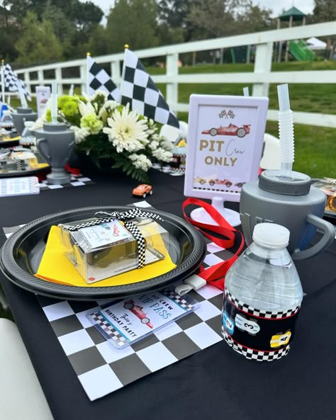 Can’t catch me I’m THREE 🏎️ 🏁 Great decor by the mom ❤️🤍🖤 Moms we do it all because we love our kiddos so much 😍 Hotwheels Birthday Party, Hot Wheels Birthday, Bday Party Theme, Hot Weels, Mickey Mouse Party, Baby Party, 7th Birthday, 30th Birthday, Race Car