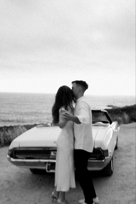 Car Engagement Photoshoot, Couple Car Poses, Retro Engagement Photos, Car Engagement Photos, Classic Car Photoshoot, Vintage Engagement Photos, Vintage Car Wedding, Car Poses, Vintage Wedding Photography