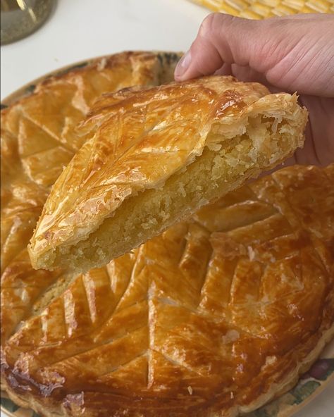 Easy Galette des Rois with Frangipane - French 3 Kings Tarte - Gallete Des Rois, Vol Au Vent Recipe, Frangipane Galette, Kings Cake, Pastries Recipes, French Heritage, Puff Pastry Crust, Frangipane Tart, 3 Kings