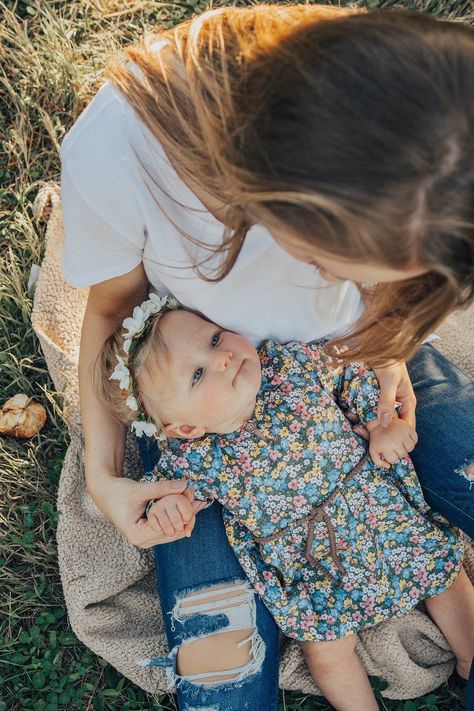 Mommy and me pictures Mommy Daughter Photoshoot, Mommy Daughter Pictures, New Baby Pictures, Portret Feminin, Baby Family Pictures, Mommy Daughter Photos, Mother Baby Photography, Mother Daughter Photoshoot, Mommy And Baby Pictures