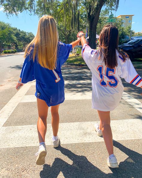 Jersey Night Theme Outfit Football, Jersey Spirit Week Outfit, Gameday Jersey Outfit Football, Gameday Jersey Outfit, Jersey Day Outfit, Sports Jersey Aesthetic, Gator Tailgate Outfit, Jersey Night Theme Outfit, Jersey Pictures Photo Ideas