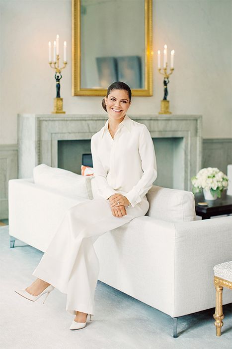 Princess Victoria of Sweden looked immaculate in a white suit Kate Und William, Kroonprinses Victoria, Queen Of Sweden, Victoria Prince, Duchesse Catherine, Sweden House, Sweden Fashion, Swedish Royalty, Victoria Fashion