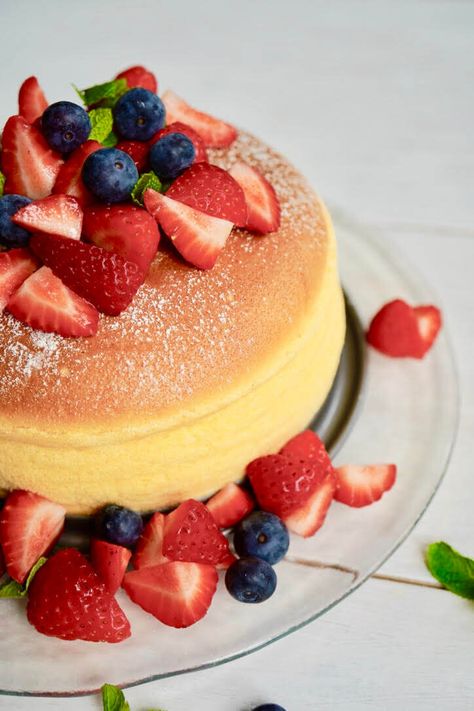 Japanese Jiggly Cheesecake — Yuki's Kitchen Jiggle Cake, Japanese Jiggly Cheesecake Recipe, Cheesecake Birthday Cake, Jiggly Cake, Rare Cheesecake, Cheesecake Birthday, Jiggly Cheesecake, Japenese Food, Food Japanese