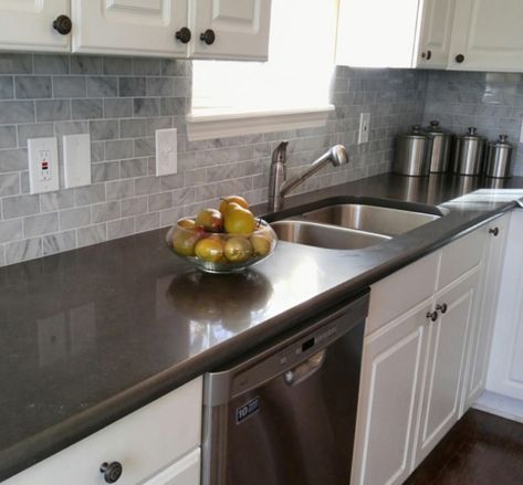 Dark Gray Countertops Kitchen, Gray Quartz Kitchen Countertops, Grey Marble Countertops Kitchen, Small Black Kitchen Ideas, Grey Quartz Countertops Kitchen, Small Black Kitchen, Grey Kitchen Countertops, Kitchen Top Quartz, Formica Kitchen Countertops