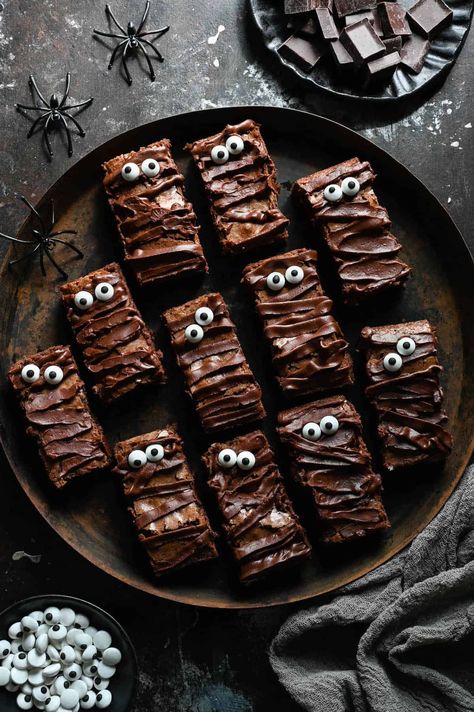 These Halloween brownies are for chocolate lovers. Instead of vanilla frosting, they are topped with chocolate ganache for the "bandages." Halloween Chocolate Treats, Creepy Cookies, Mummy Brownies, Halloween Dessert Ideas, Spooky Halloween Desserts, Halloween Brownies, Ideas Para Halloween, Postres Halloween, Recetas Halloween