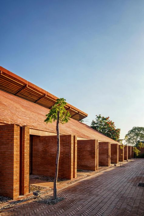 Casa de la cultura y escuela de música en Nacajuca - Colectivo C733   | Arquitectura Viva Kaira Looro, Desert Farmhouse, Music House, Rural Architecture, Timber Roof, Brick Architecture, Natural Ventilation, Music School, Architectural Inspiration