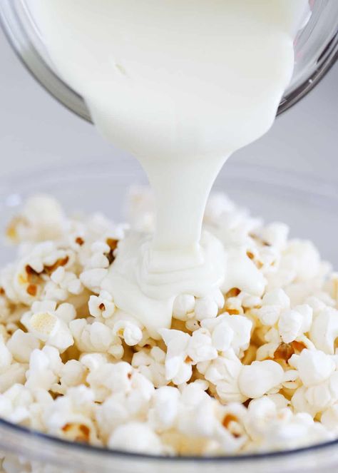 White Chocolate Popcorn Recipe, Popcorn Recipes Chocolate, Covered Popcorn, Popcorn Recipes Sweet, Easy Snack Mix, Chocolate Covered Popcorn, White Chocolate Popcorn, White Popcorn, Popcorn Mix