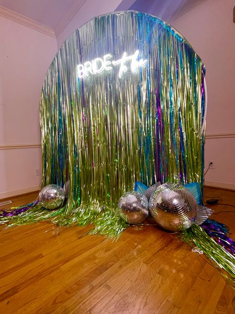 #fringe #aesthetic #tiktok #fall #easy #diy #diyproject #art #party #decor #eventdecor #discoparty #disco #wedding #bachelorettepartyideas Fringe Aesthetic, Diva Party, Disco Party Decorations, Fringe Backdrops, Green Diy, Easy Backdrops, Budget Friendly Wedding, Skate Party, Diy Bridal