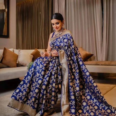 Traditional Dussehra Outfit Ideas For Newly-Wed Brides Wanderlust Fashion, Bridal Wardrobe, Banarsi Saree, Designer Silk Sarees, Indian Fashion Saree, Saree Designs Party Wear, Party Kleidung, Blue Saree, Sari Blouse