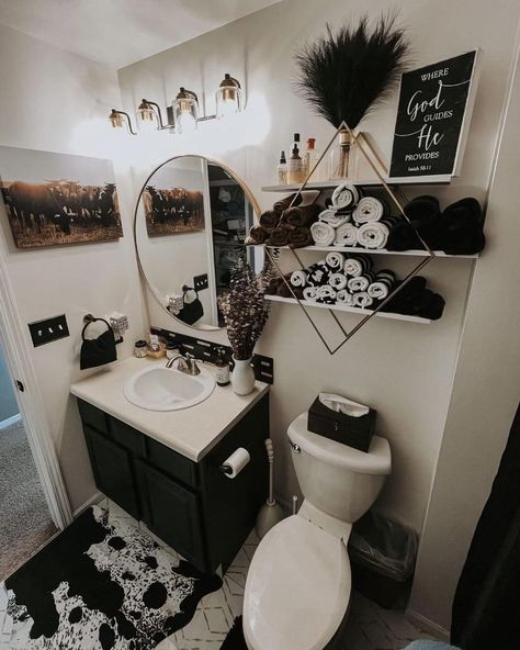 Country Farmhouse Bathroom Ideas, Cow Bathroom Decor Ideas, Farmhouse Style Living Room Decor, Western Bathrooms, Western Living Room Decor, Western Bathroom Decor, Western Bathroom, Western Farmhouse, Bathroom Decor Themes