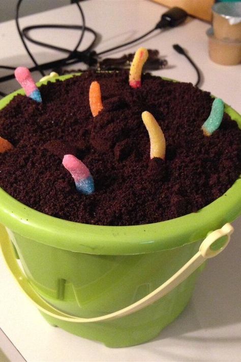 Bucket of Mud | "I have made this with my boys a few times and they love it. " #halloween #halloweenrecipes #halloweenideas Dirt Cups Dessert, Mud Recipe, Kitty Litter Cake, Oreo Cookie Cake, Snickers Salad, Cool Whip Cookies, Whipped Pumpkin, Banana Pudding Poke Cake, Cool Whip Desserts