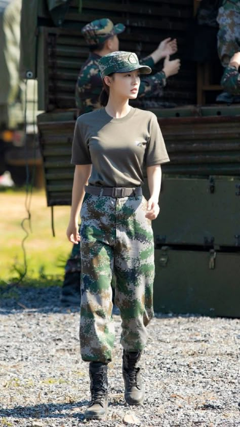 Women In Uniforms Military, Military Core Outfits, Army Doctor Female, Military Outfits Women, Queer Femme Fashion, Military Uniform Female, Army Pants Outfit, Cute Military, Simple Front Yard Landscaping Ideas