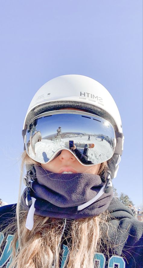 Snowboarding Aesthetic Girl, Cute Ski Outfit, Goggles Aesthetic, Alps Aesthetic, Skiing Girl, Aesthetic Hat, Snowboarding Pictures, Snowboarding Aesthetic, Ski Fit