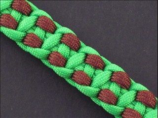 Tutorial by FusionKnots on how to make the Caterpillar Footed Solomon Bar. #ParacordBraceletHQ Paracord Crafts, Paracord Bracelet Diy, Paracord Dog Collars, Braided Bracelet Diy, Paracord Tutorial, 550 Cord, Paracord Knots, Knot Braid, Paracord Keychain