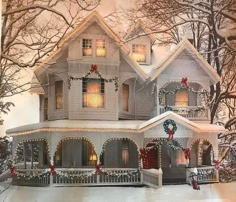 Victorian Front Porch, Old House Decorating, House Christmas Decorations, House Pics, Aesthetic House, Christmas Painting, Christmas Front Porch, Architecture Model Making, Cottage Christmas