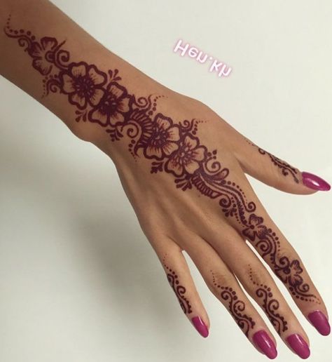 Henna Arm Tattoo, Henna Designs Arm, Henna Black, Wedding Henna Designs, Cute Henna Designs, Cute Henna Tattoos, Maquillage Yeux Cut Crease, Henna Style Tattoos, Red Henna