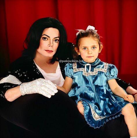 Michael Jackson with his daughter Paris Jackson ❤❤ Michael Jackson Billie Jean, Mj Kids, Michael Jackson Daughter, Blanket Jackson, Michael Jackson Photoshoot, Vibe Magazine, Hee Man, Michael Jackson Quotes, Michael Jackson Rare