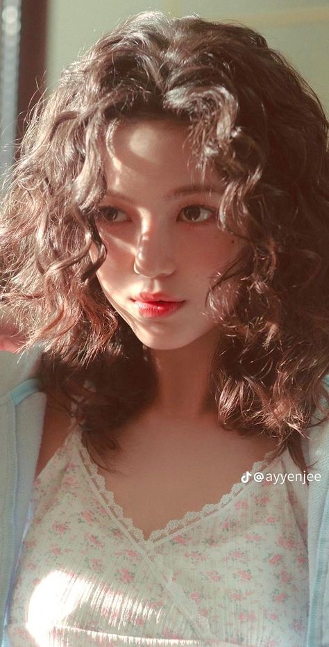 Korean Curly Hair With Bangs, Kpop Curly Hairstyles, Kpop Wavy Hair, Korean Curly Perm, Rose Curly Hair, Acubi Hairstyle, Curly Hair Asian, Asian Curly Hair, Curly Asian Hair