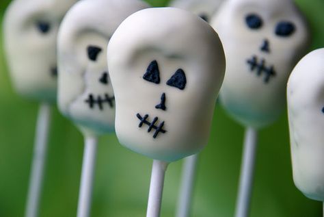 Skull Cake Pops Pirate Cake Pops, Easy Halloween Diy Crafts, Spooky Halloween Food, Fresh Strawberry Cake, Red Ted Art, Halloween Cake Pops, Skull Cake, Cake Pop Ideas, Spooky Food