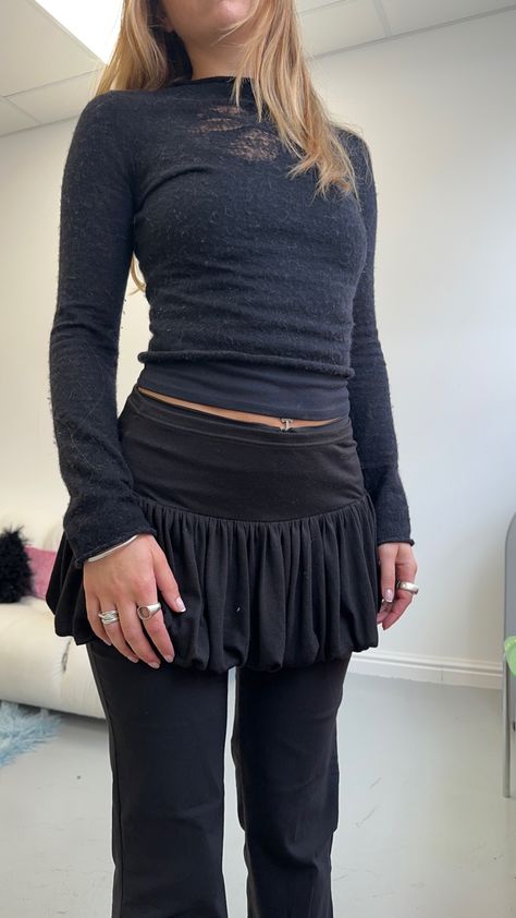 Skirt Over Trousers Outfit, Knitted Skirt Outfit Winter, Black Bubble Skirt Outfit, Tights Winter Outfit, Skirt Over Trousers, Black Jumper Outfit, Puff Ball Skirt, Black Monochrome Outfit, Bubble Skirt Outfit