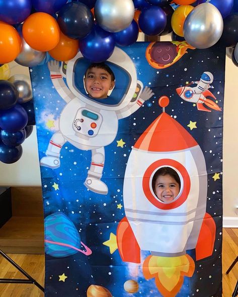 Space Party Games, Space Birthday Party Games, Space Party Ideas, Birthday Party Space, Birthday Party Paper Decorations, Party Games Kids, Space Themed Birthday Party, Outer Space Birthday Party, Space Themed Birthday