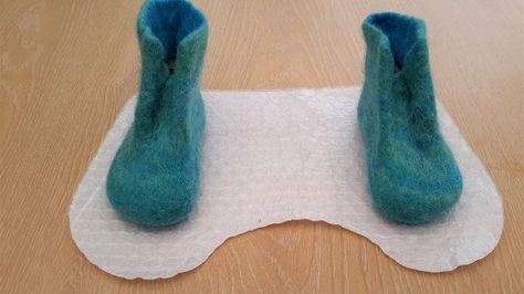 Felted Slippers Pattern, Felt Booties, Wet Felting Tutorial, Felt Wool Slipper, Wool Ideas, Felted Shoes, Acorn Ornaments, Making Shoes, Felt Boots