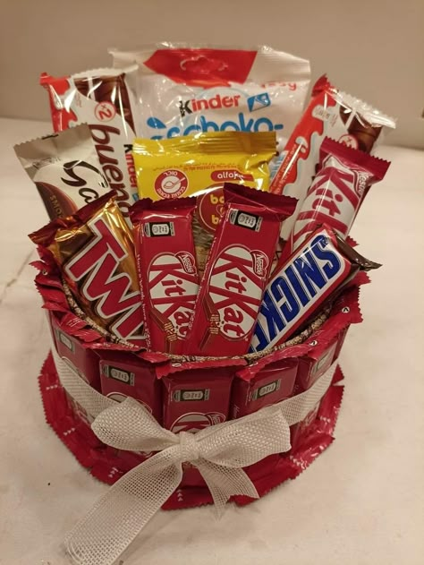 Diy Chocolate Gift, Candy Bar Bouquet, Chocolate Basket, Chocolate Bouquet Diy, Chocolate Hampers, Birthday Hampers, Breakfast Recipes Indian, Wedding Gifts Packaging, Flower Bouquet Diy