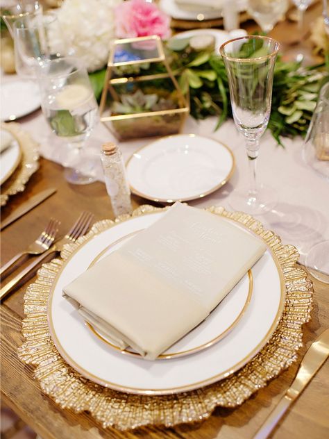 Gold Chargers Place Setting, Chargers Plates Table Setting, Gold Charger Plates Wedding, Wedding Plate Setting, Plates For Wedding, Gold Place Setting, Charger Plates Wedding, Gold Charger Plate, Clear Plates