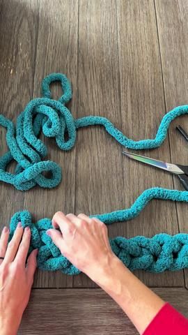 Finger knitting is so much fun, once you start you never want to stop.... | loop yarn blanket | TikTok Shepherd Hook Christmas Ideas, Chunky Blanket Tutorial, Crochet With Chunky Yarn, Arm Knitting Blanket Diy, Loom Knitting Blanket, Finger Knitting Blankets, Chunky Blanket Diy, Chunky Blanket Pattern, Hand Knitted Blanket